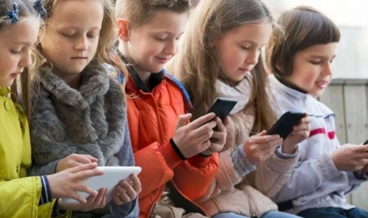Okullarda Telefon ve Akıllı Saat Kullanımı Yasaklanıyor: İngiltere'den Sonra Sıra Türkiye'de!