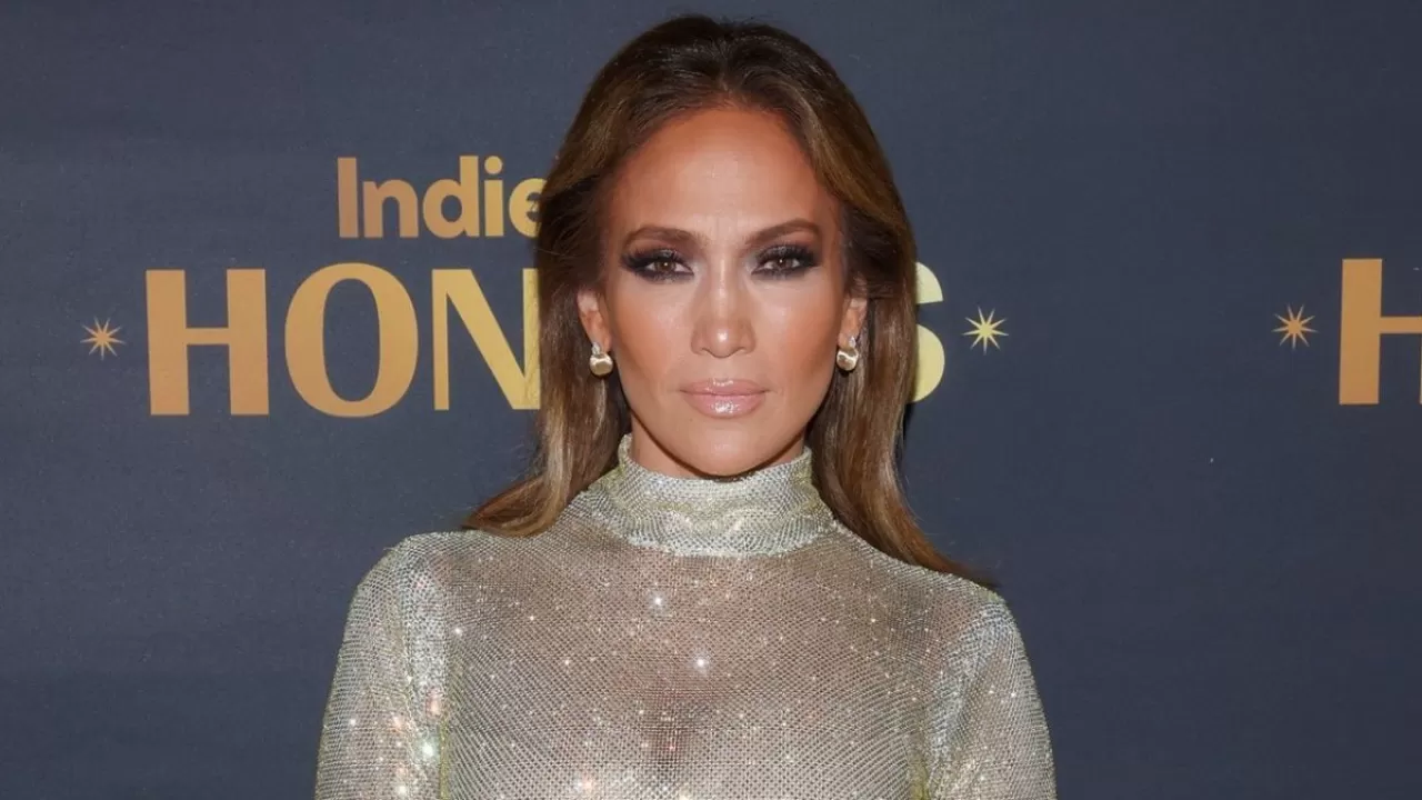 Jennifer Lopez'in kullandığı baş aksesuarı, Kızılcık Şerbeti'nin ünlü Asude Hanım'ına benzetildi ve sosyal medyada büyük ilgi gördü!