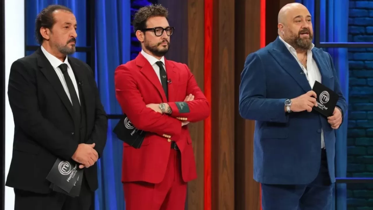 MasterChef Türkiye yeni sezonun heyecanla beklenen başlangıç tarihi belli oldu! Heyecanla beklenen yarışma programı, izleyicilerle buluşmaya hazırlanıyor.