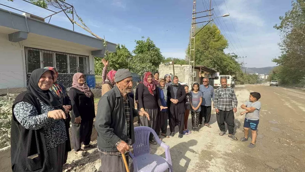 Uzun süredir tamamlanamayan yol projesi nedeniyle sinirlenen vatandaşlar, "Zeydan Başkan sesimizi duy!" diyor.