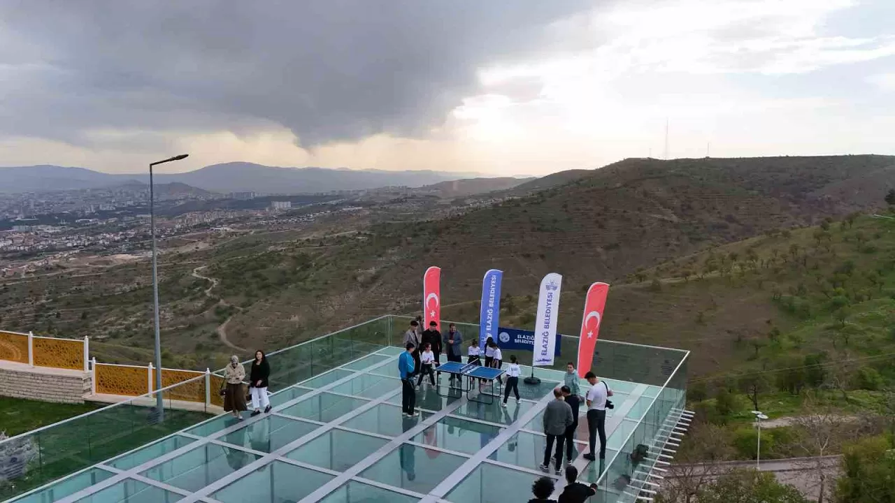 Cam terasında düzenlenen masa tenisi turnuvası renkli ve heyecan dolu anlara sahne oldu