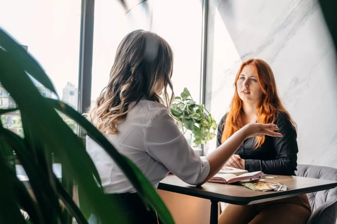 Feminist terapi, geleneksel psikoterapi yaklaşımlarının cinsiyet eşitsizliği ve toplumsal cinsiyet normlarına duyarsızlığına karşı bir tepki olarak ortaya çıkmış bir terapi yaklaşımıdır. Feminist terapi, bireyin sorunlarını ele alırken cinsiyet, güç ilişkileri ve toplumsal yapıları göz önünde bulundurarak kadınların deneyimlerini merkeze alan bir yaklaşımı benimser. Bu terapi türünde, bireyin duygularını ifade etmesi, kendini keşfetmesi ve kendi değerlerini anlaması teşvik edilir. Aynı zamanda bireyin kendi gücünü fark etmesine ve toplumsal cinsiyet rollerine meydan okumasına yardımcı olmayı hedefler. Bu terapi yaklaşımı, kadınların kendilerini ifade etmelerini, güçlenmelerini ve kendi potansiyellerini keşfetmelerini destekler.