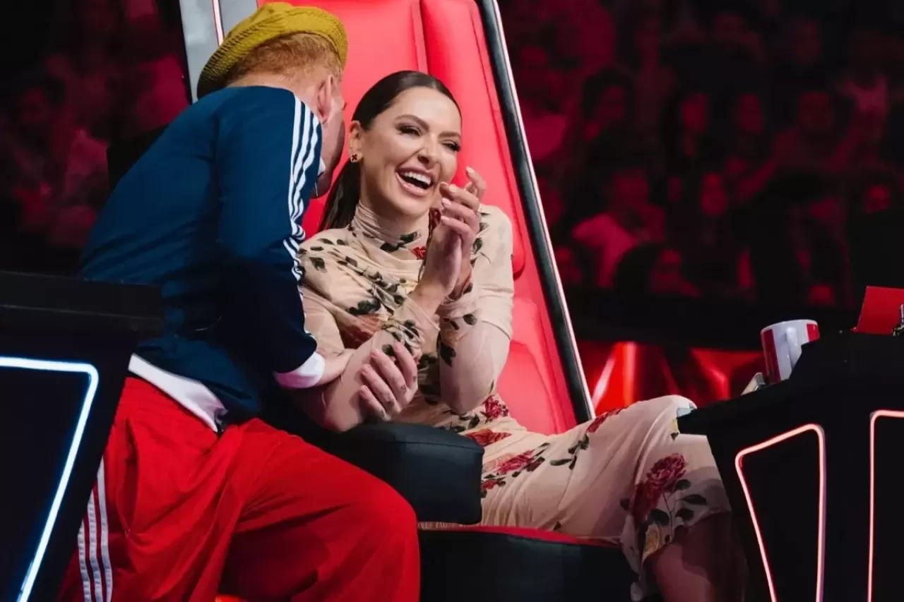 Pop müzik sanatçısı Hadise, son konserinde tercihini desenli mini elbiselerden yana kullandı.