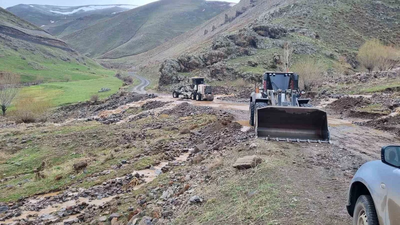 Iğdır'da etkili olan şiddetli yağışın ardından kapanan köy yolları ulaşıma açıldı