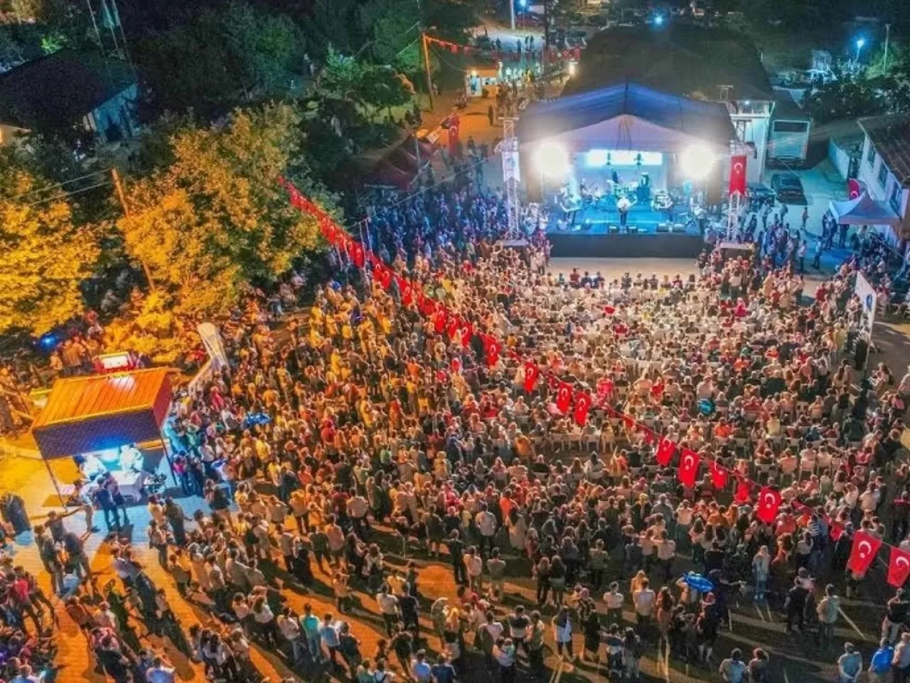 Leylekler için geleneksel bir şenlik olan Leylek Şenliği, bu yıl 27-29 Temmuz tarihleri arasında Edirne'de gerçekleşecek. Gökyüzünde leyleklerin dansını izlemek için herkesi bekliyoruz!