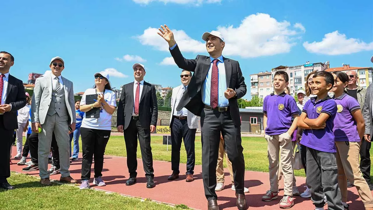 Binlerce Öğrenci, Geleneksel Oyunlar İle Eğlendi: Dev Bir Yarışma Sahnesi Oluştu