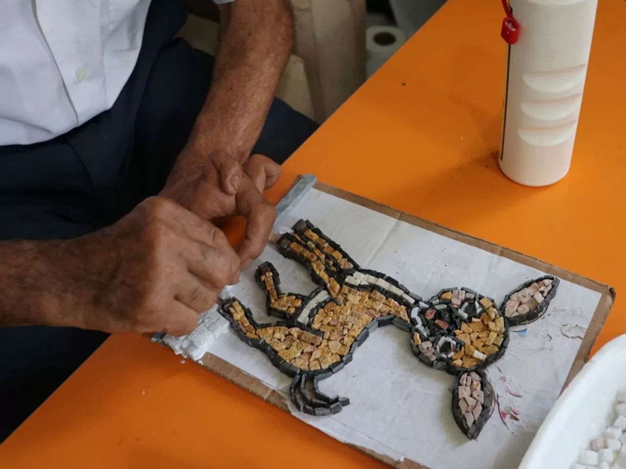 Oğlunun ödevi için araştırırken keşfettiği yeni hobisiyle tanıştı.