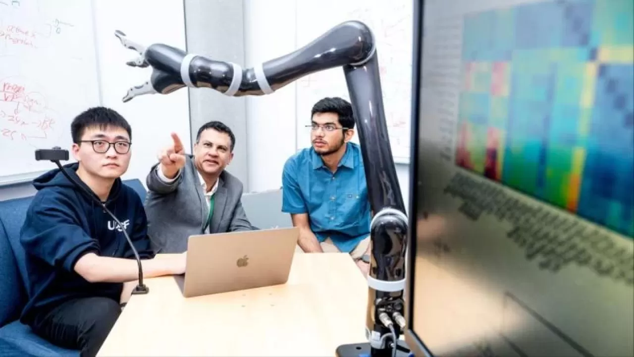 Felçli bir adam, sadece düşünce gücüyle robot kolunu kontrol etmeyi başardı!