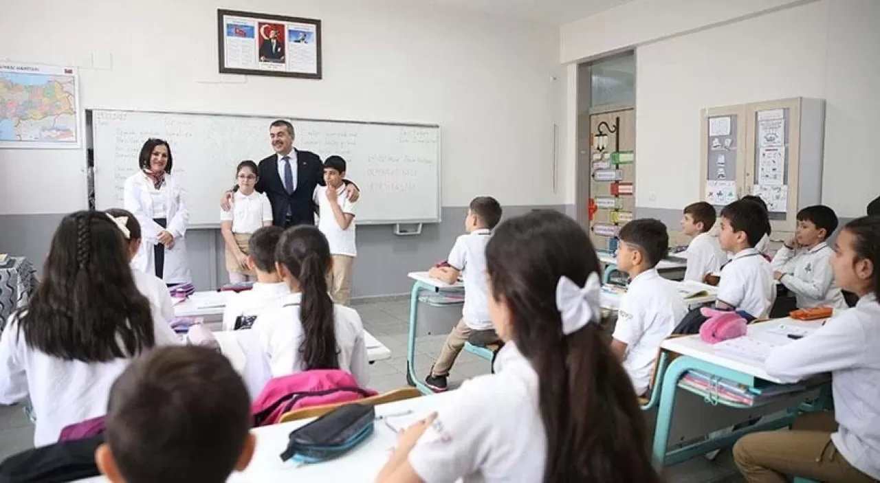 Bakan Tekin, Sınıf Başkanı Olan Öğrencinin Vaadini Yerine Getirerek Sözünü Tuttu