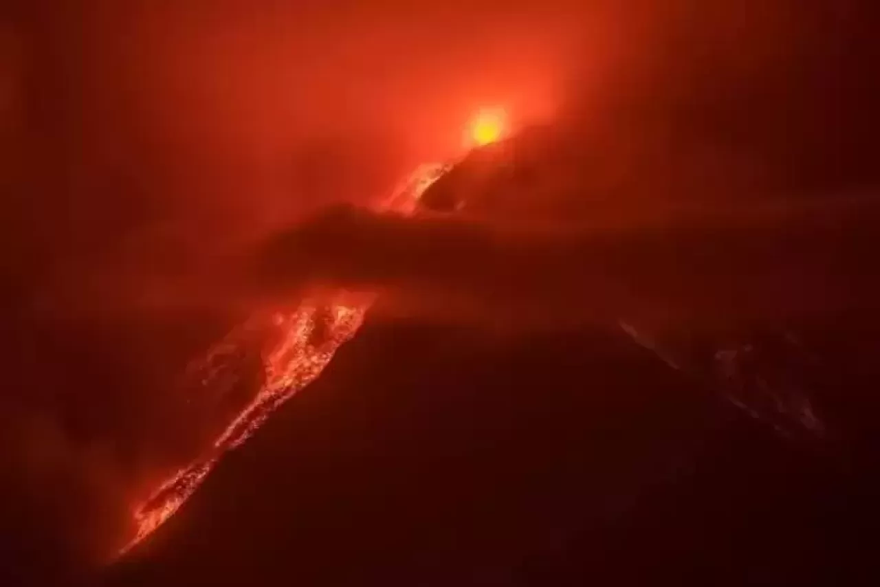 Fuego Yanardağı'nda büyük bir patlama gerçekleşti, bölgedeki durum endişe verici hale geldi.