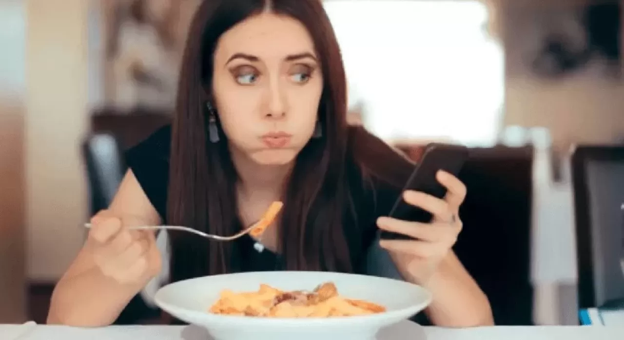 ‘Hızlı yemek’ bir çok hastalığa davetiye çıkarıyor!