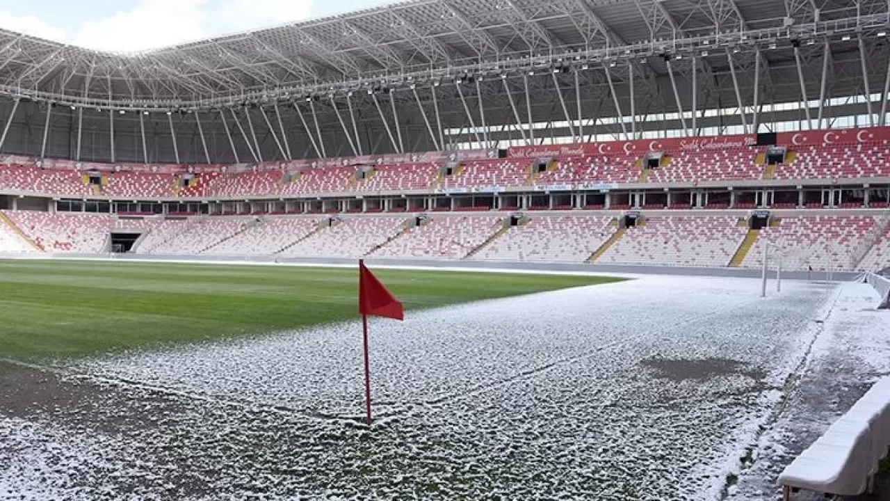 Sivasspor - Fenerbahçe maçı öncesinde stadyum zeminindeki son durum değerlendirildi.