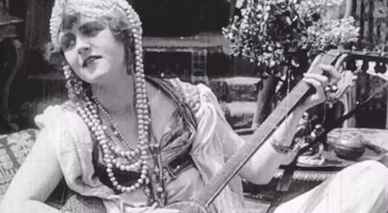 Geçmişe Müzikli Yolculuk: “Enis Aldjelis, Doğunun Çiçeği” BaBa ZuLa Performansıyla Beyoğlu Sineması’nda!