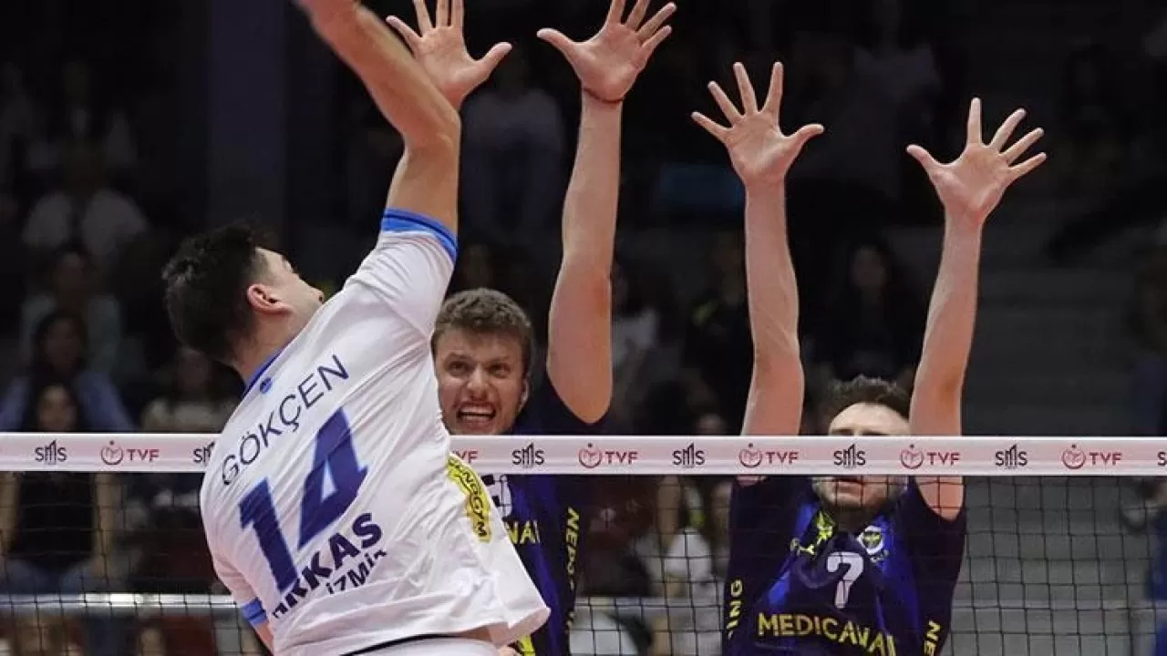 Arkas Spor, Fenerbahçe Medicana'yı mağlup ederek seriyi eşitlemeyi hedefliyor.