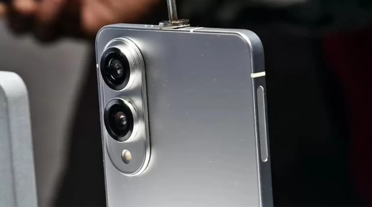 Galaxy S25 Edge modeli ile ilgili yeni içerikler.