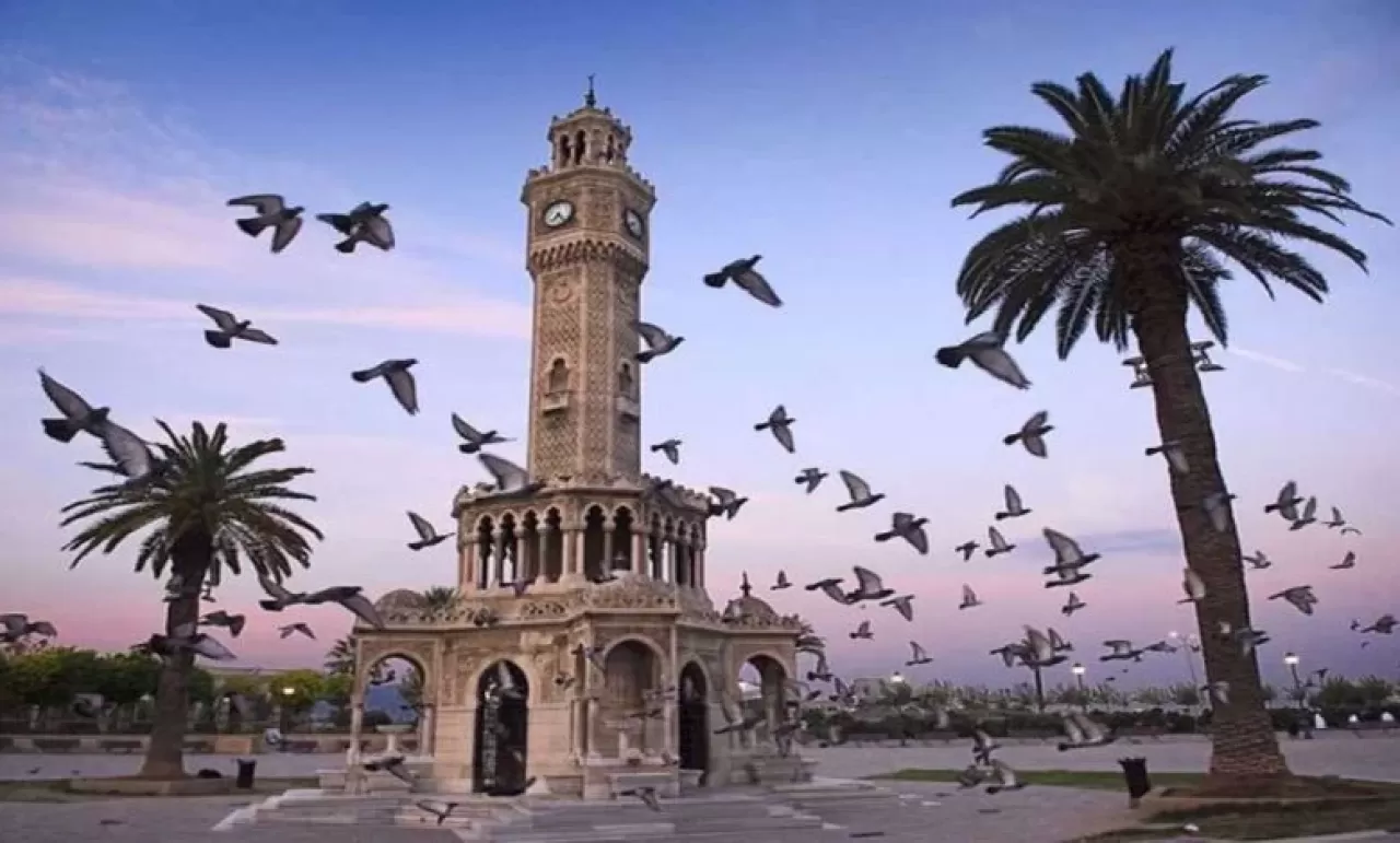 İzmir'de Bayramın İlk Gününde Sıra Dışı Bir Hava: Kordonboyu Tenha Kaldı!