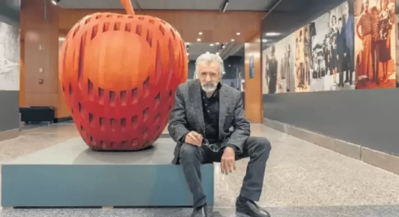 Rahmi Aksungur “Bu toprakların ve bu kültürün doğal bir parçasıyım. Bilgi-deneyim-duygu-yaşadığım çevre her şeyiyle bir bütün, bunları yalın olarak yansıtan bir ayna gibidir sanatçı” diyor