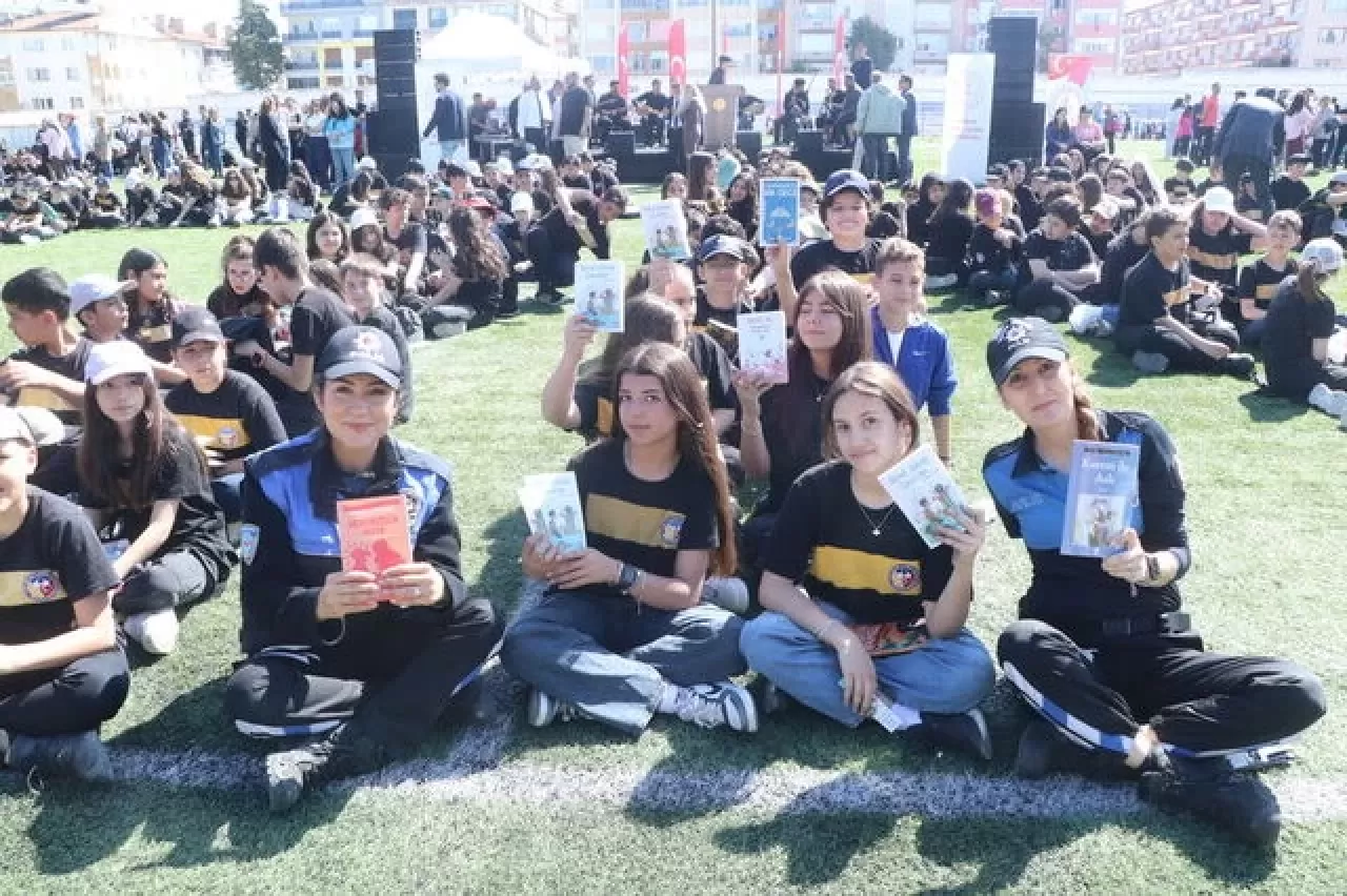 Binlerce öğrenci aynı anda kitaplara gömüldü!