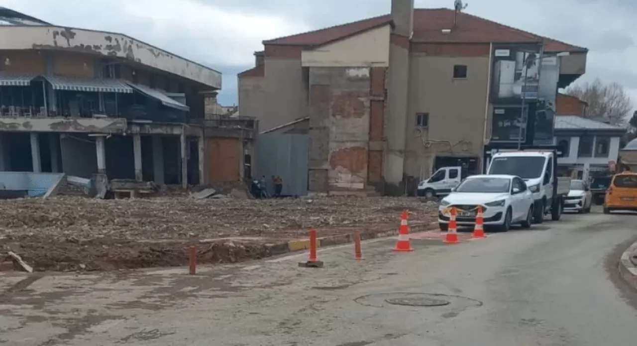 Cumhuriyet Caddesi, yeniden araç trafiğine açıldı.