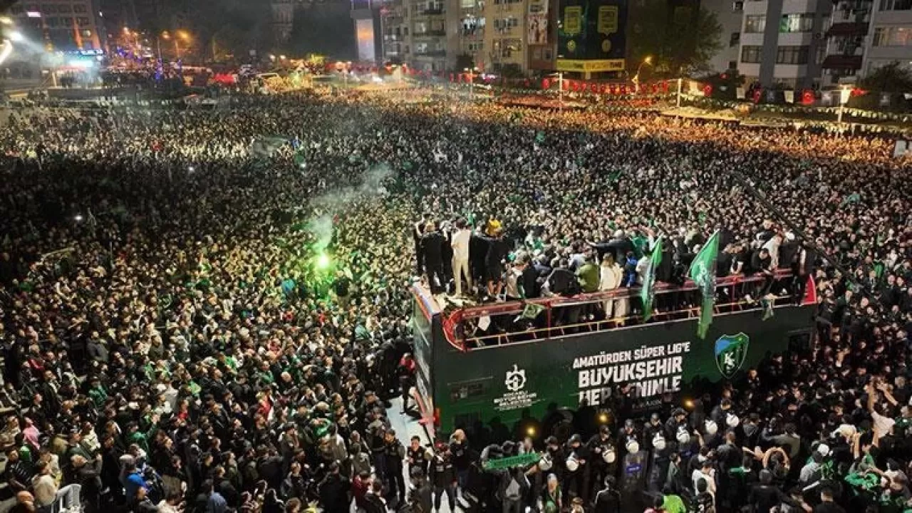 Kocaelispor, Zafer Dolu Şampiyonluk Kutlamasıyla Taraftarlarını Coşturdu!