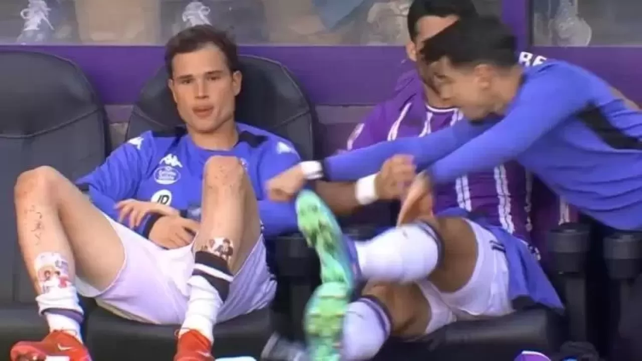 Yedek kulübesinde meydana gelen olayda bir futbolcu, takım arkadaşına yumruk attı! Kulüpten yapılan açıklama merak konusu oldu.