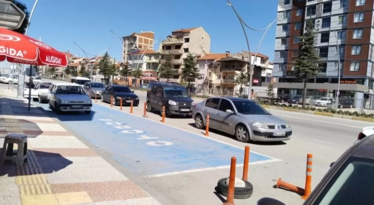 Otobüs durağına, otobüsler park eden araçlardan dolayı giremiyor