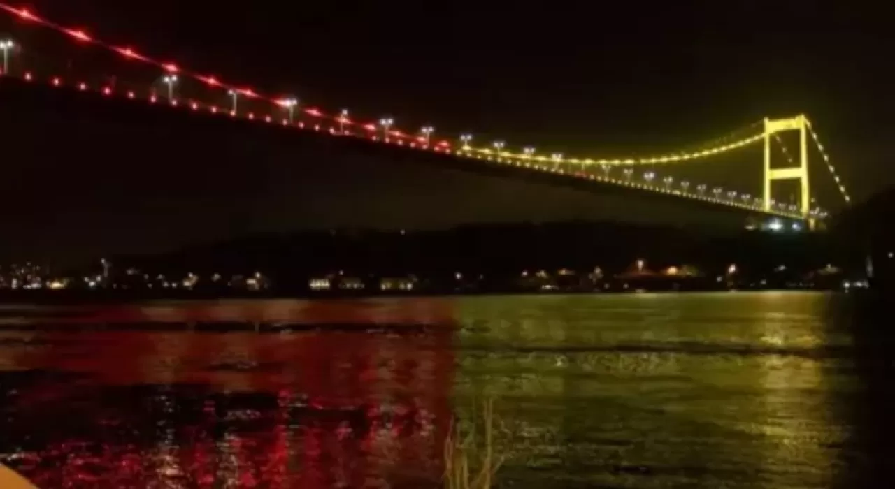 Galatasaray’ın renkleri İstanbul Boğazı’ndaki köprülere yansıtıldı