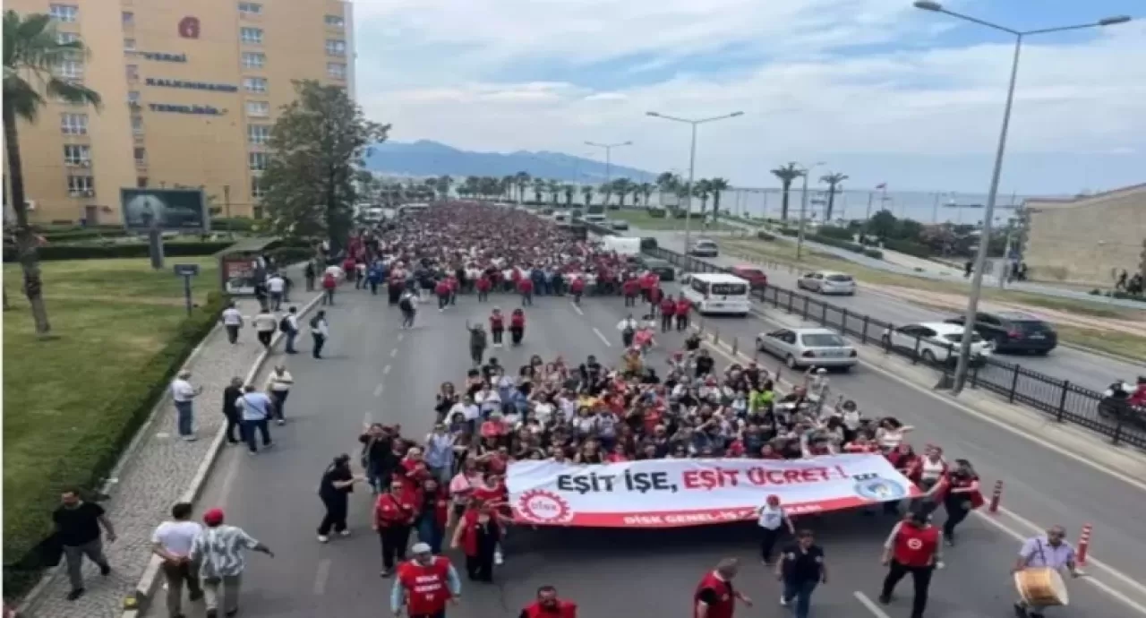 Grevin 3’üncü gününde işçiler, Konak’ta (İZSU) binasının önünde toplandı