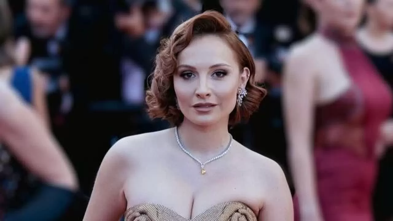 Ünlü Oyuncu Başak Gümülcinelioğlu, Bebeğiyle Beraber Cannes'da Parıldıyor