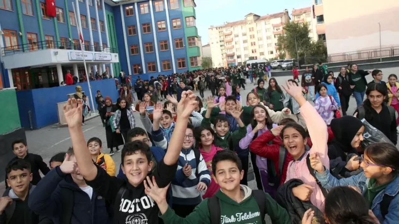 Karne Heyecanı Cuma Günü: Milyonlarca Öğrenci Tatile Çıkıyor