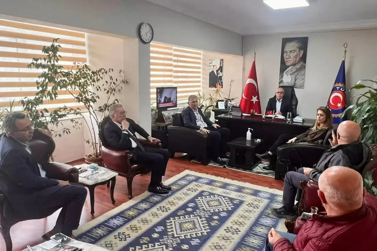 İzmir’de 1 Mayıs Ateşi Yakıldı: Sendikalar Gündoğdu İçin Omuz Omuza!