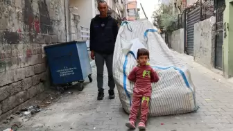 6 yaşındaki Hayrunisa görme engelli babasının gözleri oldu: Kağıt toplarken yanından ayrılmıyor