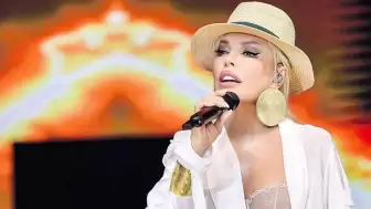 Ajda Pekkan Kıyafeti ve sesiyle nefes kesti
