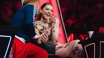 Pop müzik sanatçısı Hadise, tercihini desenli mini elbiselerden yana kullandı.