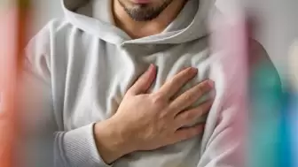 Reflü belirtileri kalp ağrısını andırabilir! İşte reflüyle ilgili doğru bilinen 9 yanlış!