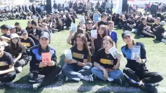 Binlerce öğrenci aynı anda kitaplara gömüldü!