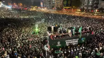 Kocaelispor, Zafer Dolu Şampiyonluk Kutlamasıyla Taraftarlarını Coşturdu!