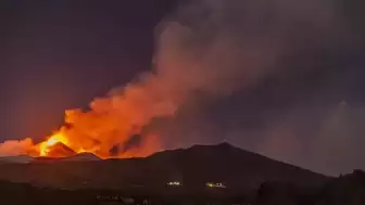 Etna Yanardağı Yine Aktif: Lav Ve Kül Püskürttü!