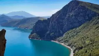 Baharın gelmesiyle birlikte Doğu’da kar eridi Dağların yeşilliği Van Gölü’nün masmavi sularıyla buluştu