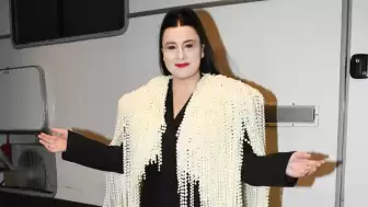 Yasemin Sakallıoğlu, 100. gösteri için özel olarak tasarlanmış 12 kiloluk kostümüyle dikkatleri üzerine çekti - Sanat Dünyası Şıklığıyla Göz Kamaştırdı!