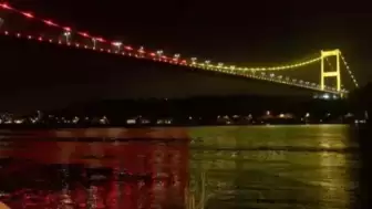 Galatasaray’ın renkleri İstanbul Boğazı’ndaki köprülere yansıtıldı