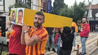 Galatasaray taraftarları, sarı-kırmızı renkli tabutla yürüdü!