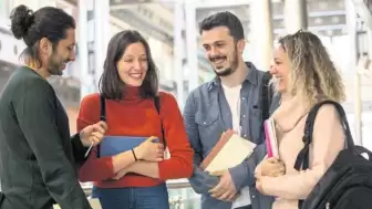 Mutlulukta Kritik Eşik: Gençlerin Yarısı Gülüyor, Yarısı Düşünüyor