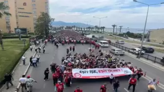 Grevin 3’üncü gününde işçiler, Konak’ta (İZSU) binasının önünde toplandı