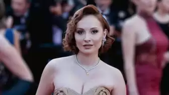 Ünlü Oyuncu Başak Gümülcinelioğlu, Bebeğiyle Beraber Cannes'da Parıldıyor