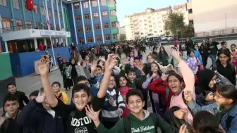Karne Heyecanı Cuma Günü: Milyonlarca Öğrenci Tatile Çıkıyor