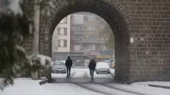 Diyarbakır Surları Kışın Beyaz Cevheriyle Buluştu