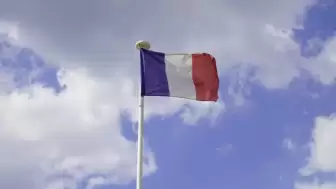 Fransa’da seçmenler ikinci tur için sandık başında