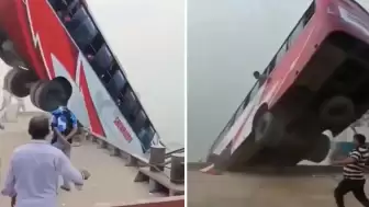 Bangladeş’te yolcu otobüsü nehre düştü