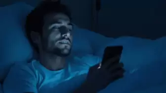 Karanlık Çökünce Telefonu Bırakın: Sağlıklı Bir Uyku İçin 'Mavi Işık' Önlemi